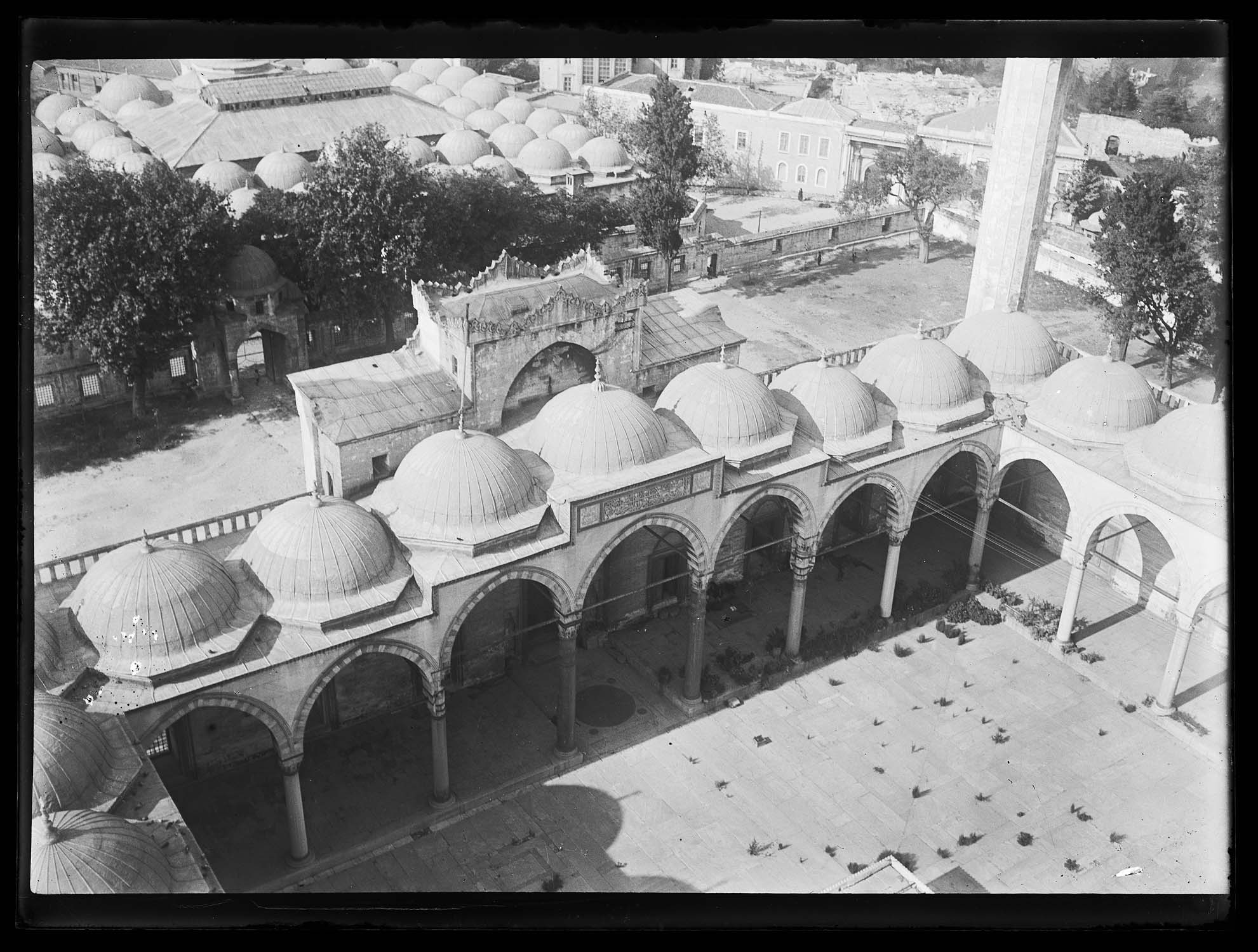 Cour intérieure de la mosquée depuis le minaret sud-est